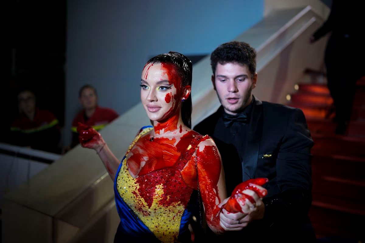 ilona-chernobaj-krovavyj-performans-u-kannah-2023