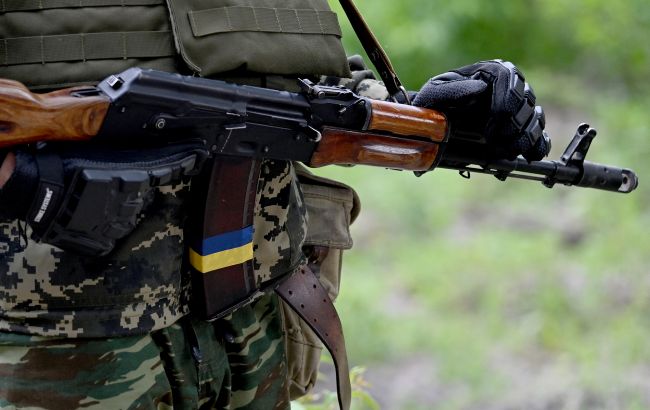 Збройні сили України зараз не потребують збільшення темпів мобілізації. До армії в першу чергу призивають конкретних фахівців.  Про це повідомляє РБК-Україна з посиланням на міністра оборони Олексія Резнікова в інтерв'ю "Голосу Америки".   Він нагадав, що темпи та об'єми мобілізації встановлює Генеральний штаб ЗСУ, враховуючи потреби на фронті та втрати.  "Саме Генштаб чітко знає, на якому напрямку, в якому виді сил чи військ потрібне заміщення, або відвести бригаду на відновлення боєздатності й замість неї ввести резерв", - пояснив міністр.  Резніков заявив, що наразі до армії мобілізують конкретних спеціалістів, зокрема операторів безпілотників, зв’язківців, артилеристів та ін.  За його словами, також потрібні фахівці, які оперативно опанують засобами та озброєнням "натовських" стандартів, яке надходить українській армії.  Нагадаємо, в Україні до 21 листопада продовжили воєнний стан та мобілізацію.
